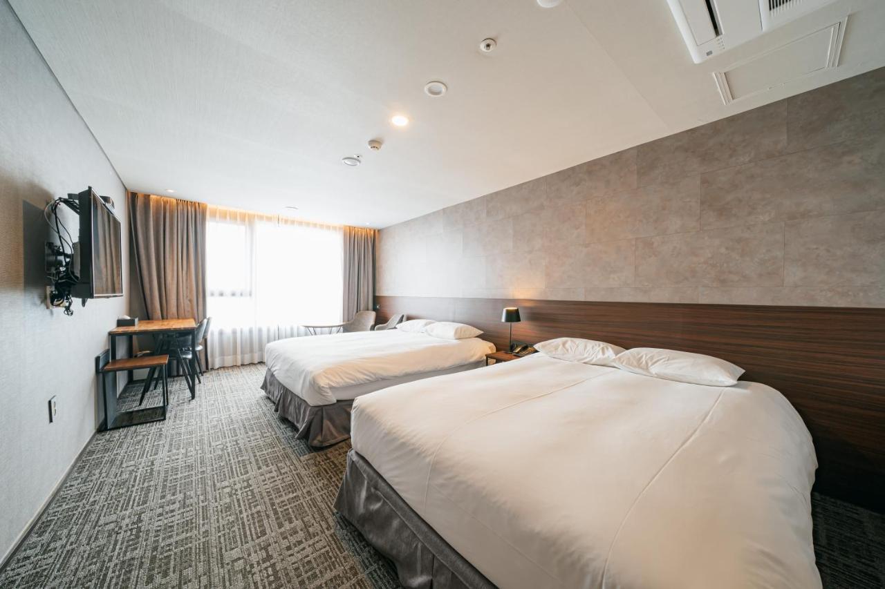 Hotel With City Jeju Bagian luar foto