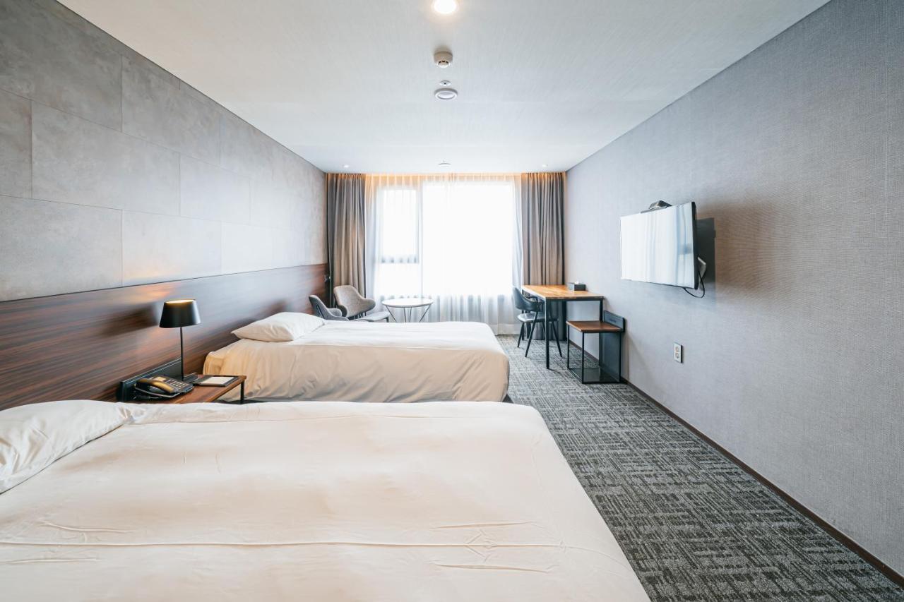 Hotel With City Jeju Bagian luar foto