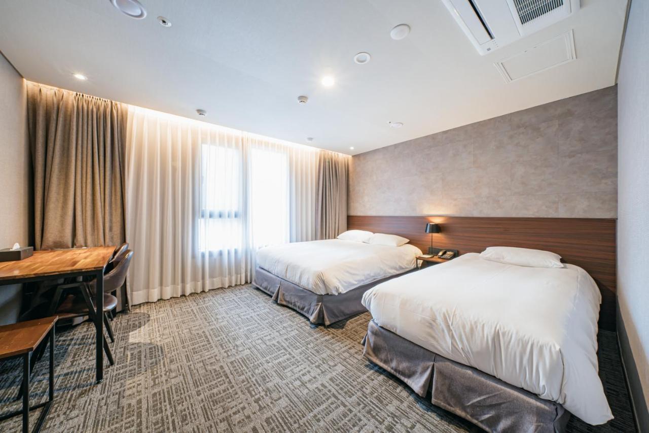 Hotel With City Jeju Bagian luar foto