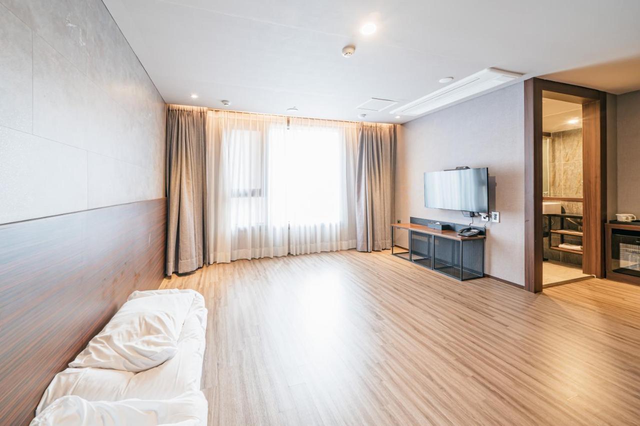 Hotel With City Jeju Bagian luar foto