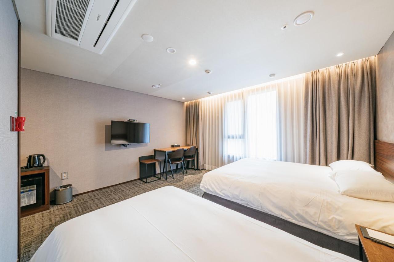 Hotel With City Jeju Bagian luar foto