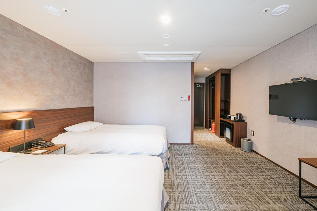 Hotel With City Jeju Bagian luar foto
