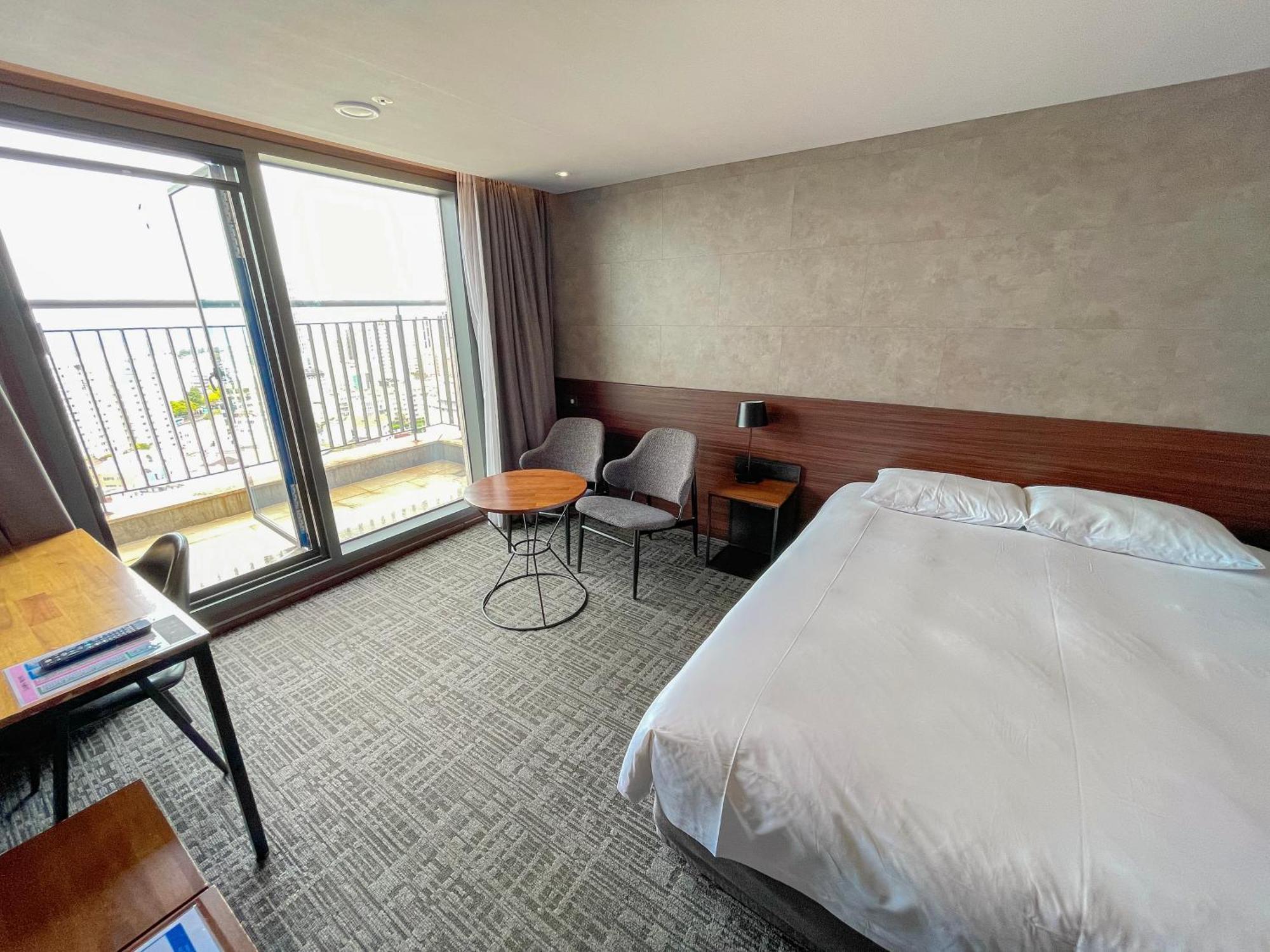 Hotel With City Jeju Bagian luar foto